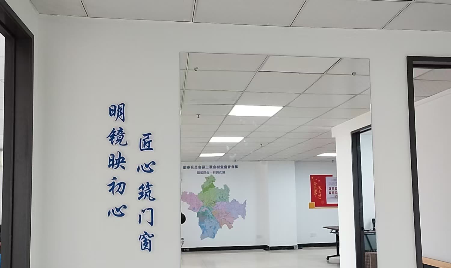 走廊尽头的一句话 索蓝展览用立体字给窗协留了个记忆点